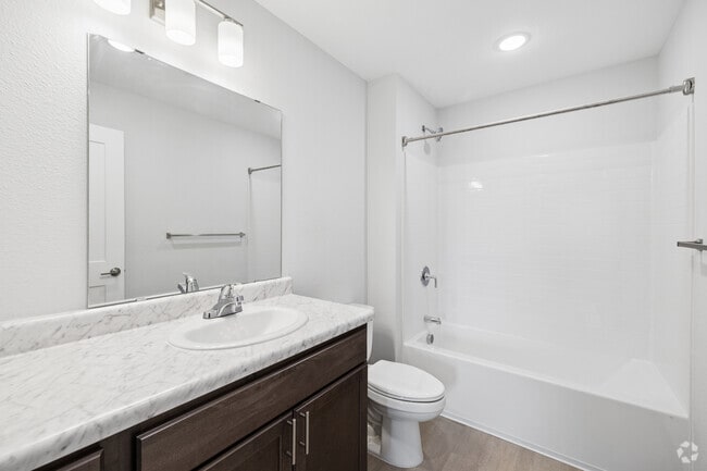 2BR, 2BA - 877SF - Primary Bathroom