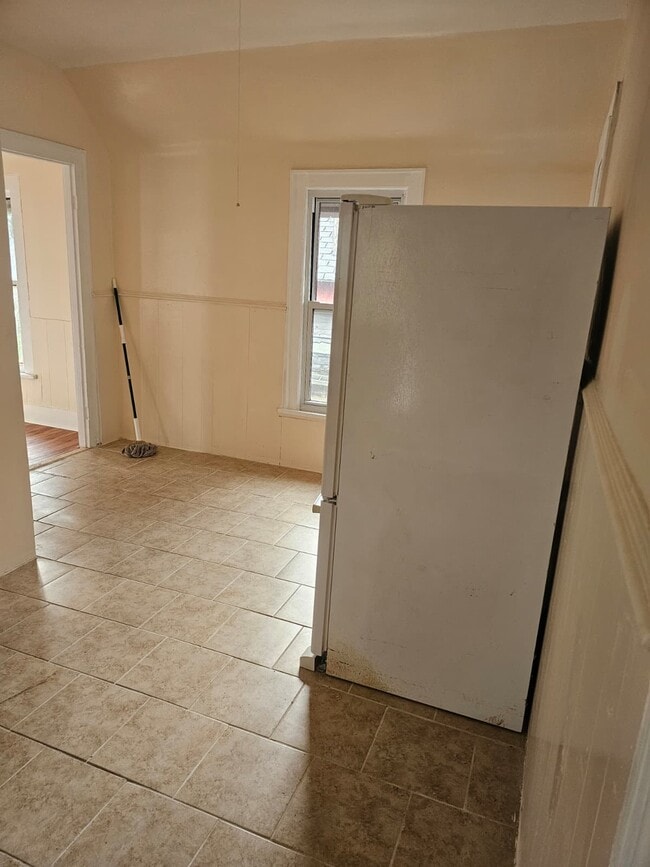 Photo - 291 E North St Unit 3 beds 1 bath upstairs