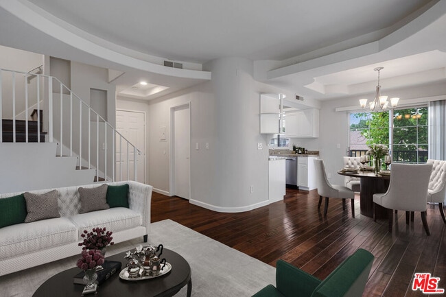 Building Photo - 10627 Moorpark St Unit 9