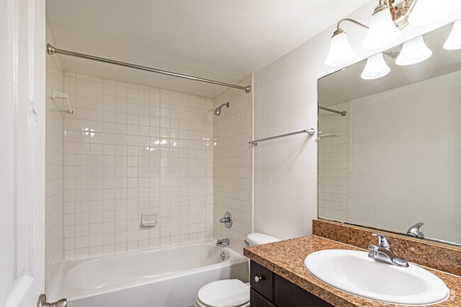 2BR, 1BA - 900SF