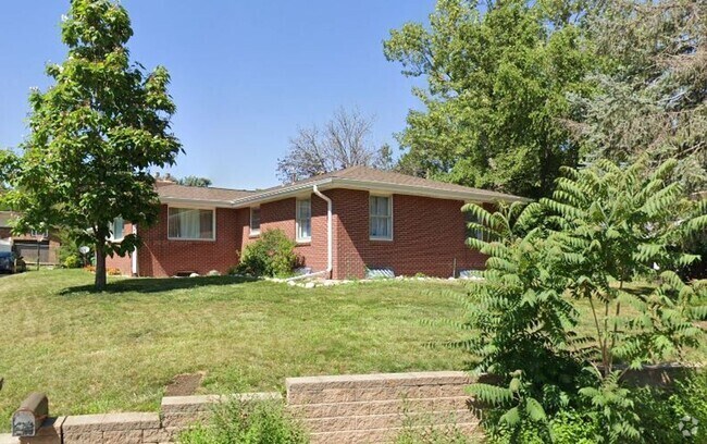Building Photo - Alles Acres 5 Bedroom Beauty Rental