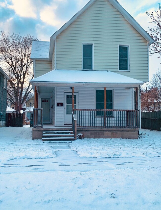 Photo - 1555 Broadway Ave NW