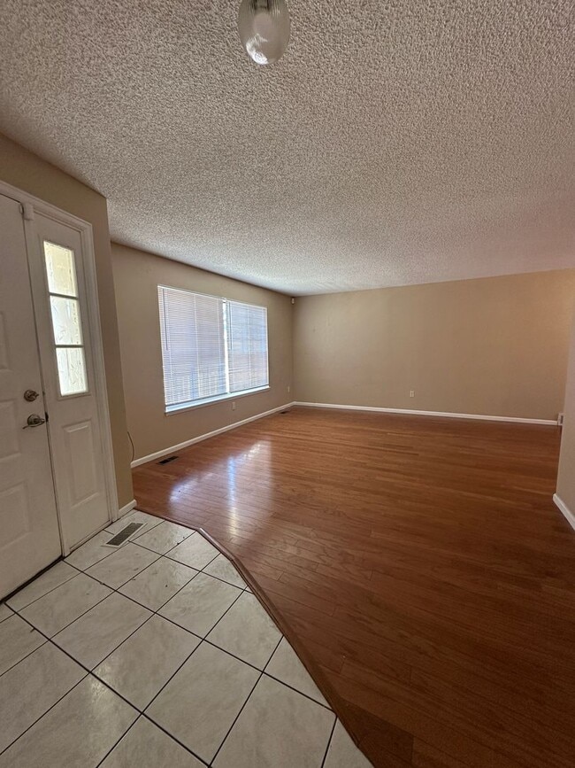 Photo - 5 bedroom 3 bathroom Sinlge Family House in Aurora