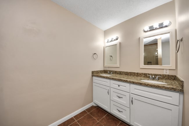 Photo - 2102 Rolling Glen Dr