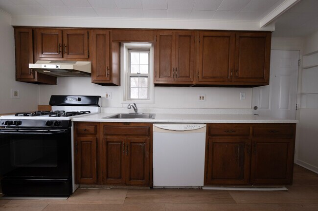 Photo - 956 Jefferson Dr