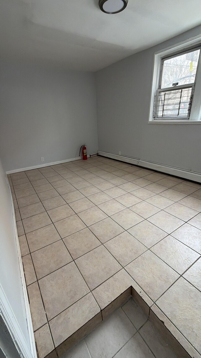 6 Rutgers Ave Bsmt - 8 Rutgers Ave Unit Bsmt