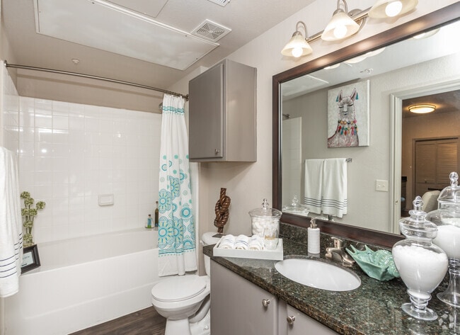 2BR, 2BA - 1100SF
