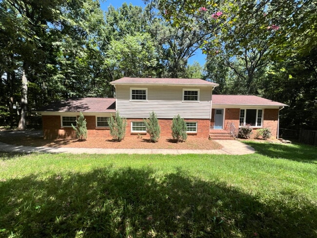 Building Photo - SPACIOUS 4 BEDROOM CLOSE TO MATTHEWS!