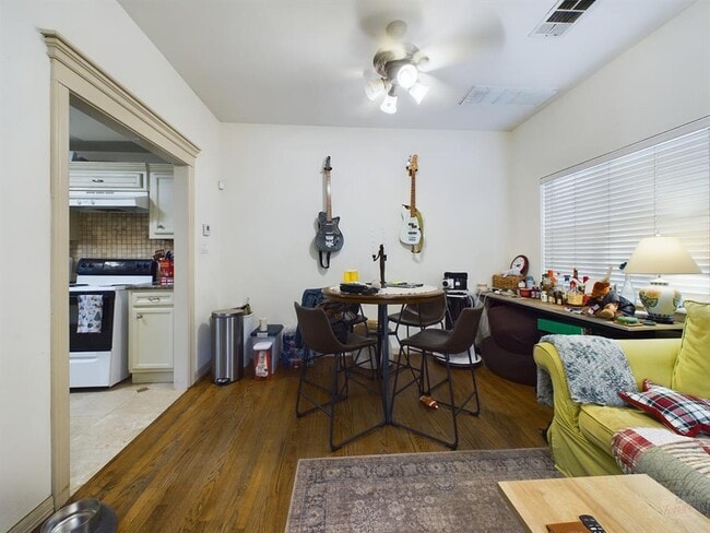 Photo - 2833 San Pedro St