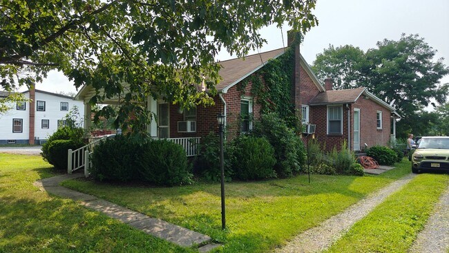 Building Photo - 5036 Old Harrisburg Rd Rental