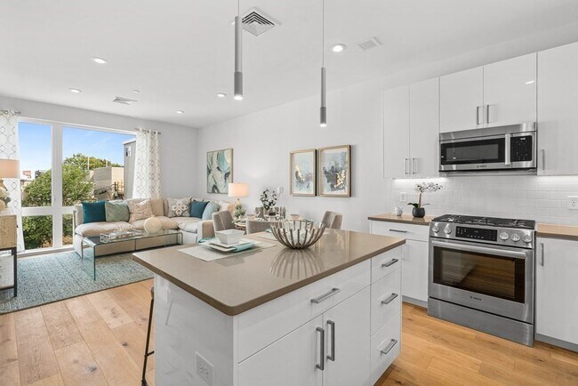 Photo - 420 W Broadway Unit 208