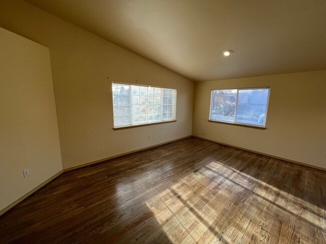 Photo - 3 Bed/2 Bath Single Level Home in NE Bend - Fully Fenced Backyard