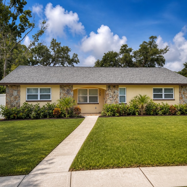 Building Photo - Updated 2/2/1 Home in Northeast St. Petersburg!