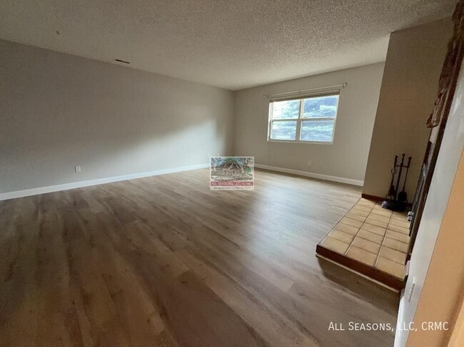 6987 Gayle Lyn Ln