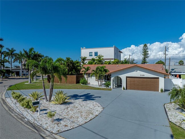 Photo - 7125 Shore Dr S