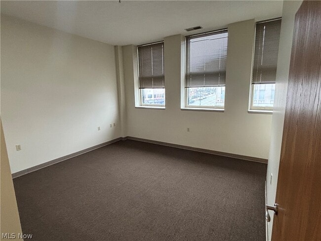 Photo - 59 Lincoln Way E Unidad 304