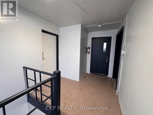 Photo - 256 Lakeshore Rd E Unit 1