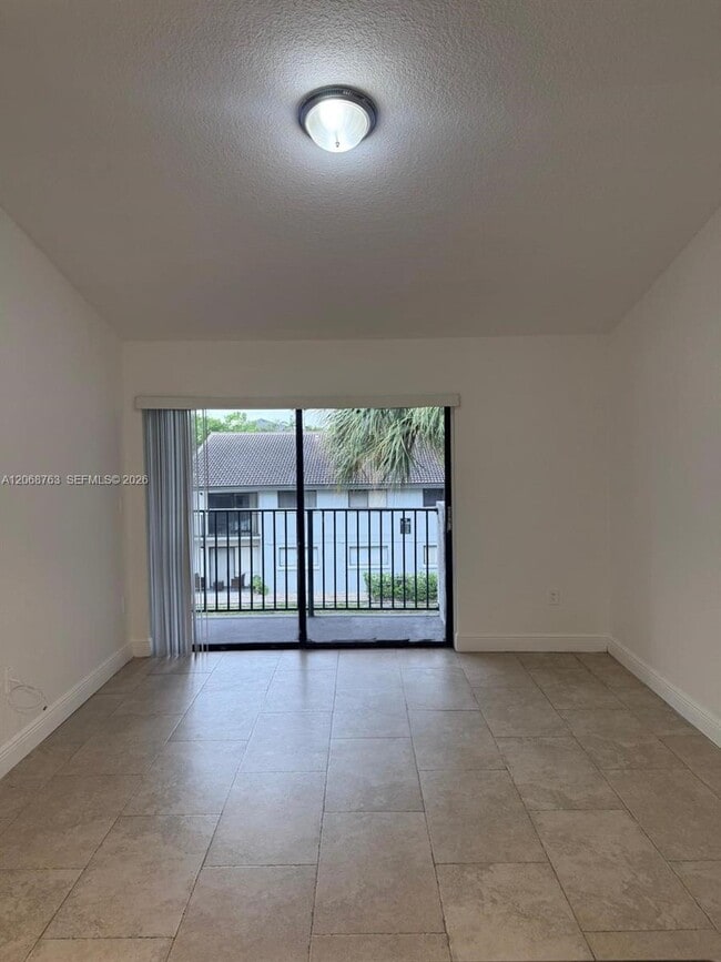 Photo - 7110 NW 179th St Unidad 310