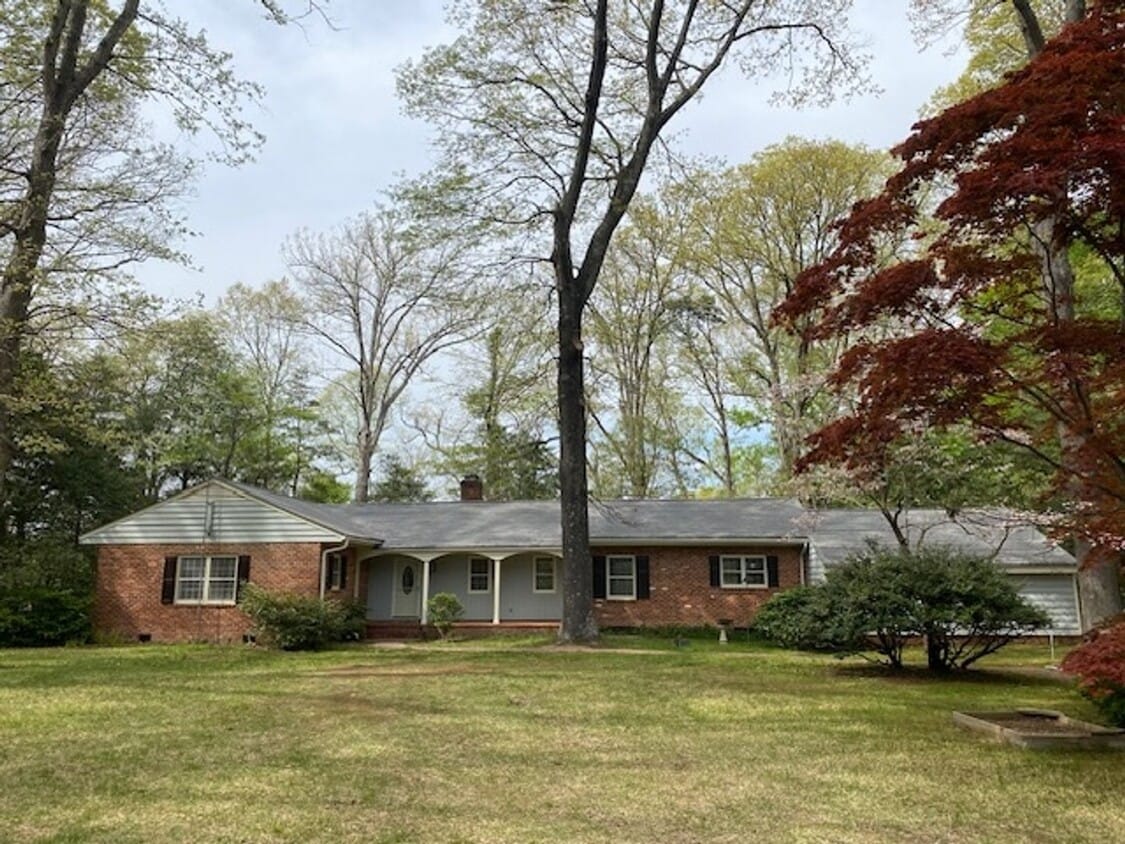 Rambling Brick Rancher with water views cl... - Rambling Brick Rancher with water views cl...