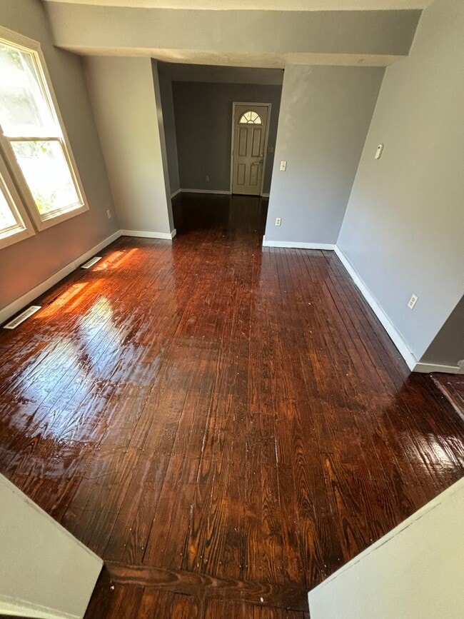 Photo - Large 4 Bedroom 1.5 Bathroom HOUSE SPECIAL