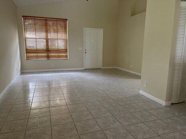 Photo - 824 Savannah Falls Dr House