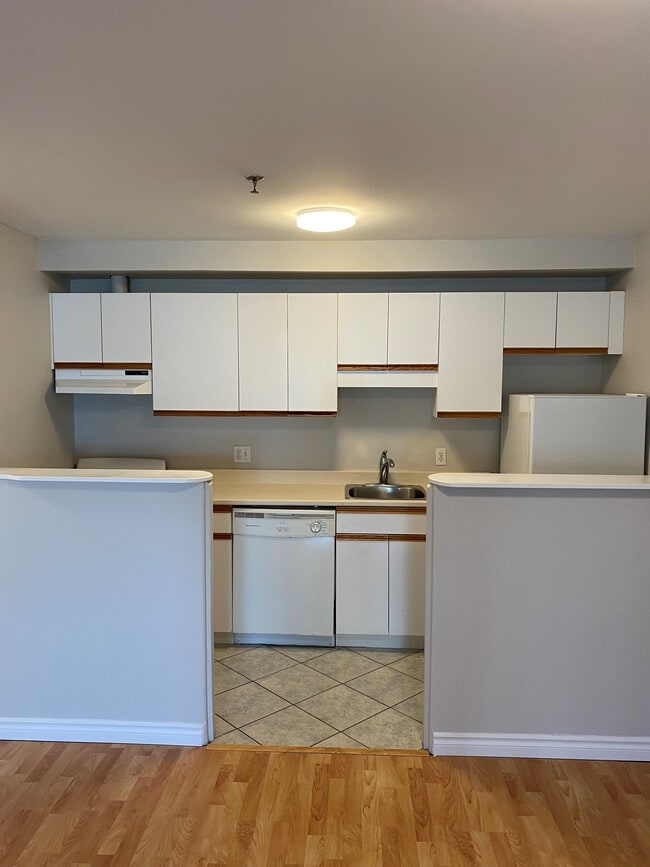 Building Photo - 3034 Windsor St Unit 108