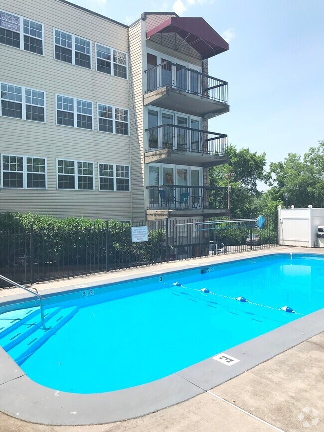 Building Photo - 2BA/ 2BR Condo located near University of ...