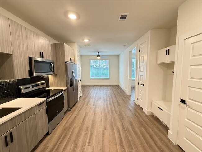 Building Photo - 2520 Washington Ave Unit A2-840