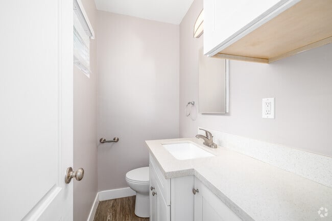 2BR, 2BA - 850SF - Bathroom