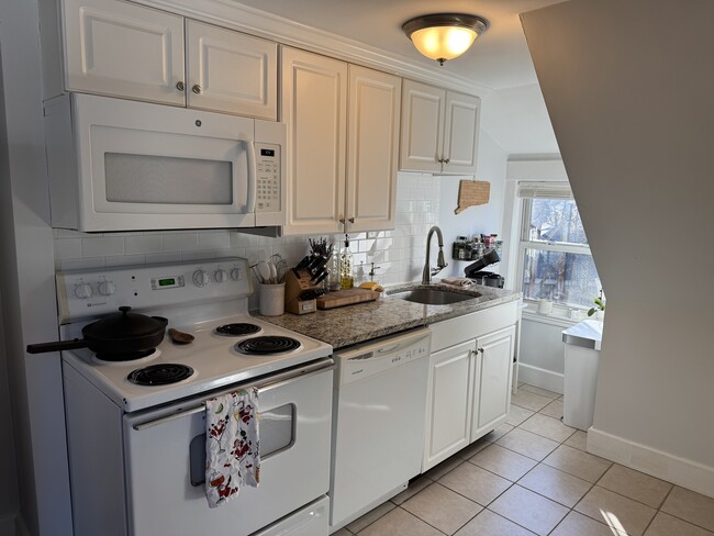 Building Photo - 32 Paul Revere Rd Unit 3