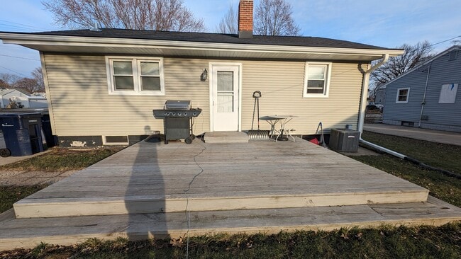 Photo - 729 Caroline St