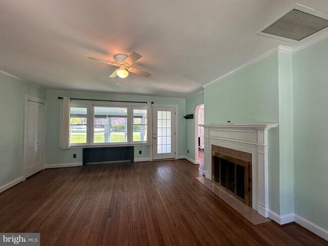 Photo - 21 E Roseville Rd