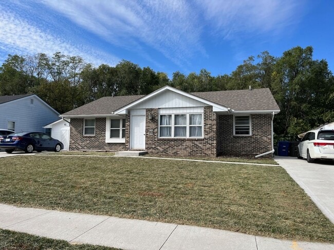 Building Photo - Clean three bedroom one bath duplex with walk out basement looking at trees, across from park