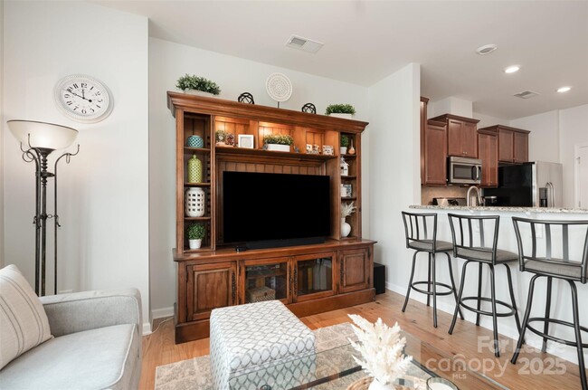 Photo - 3021 Honeylocust Ln