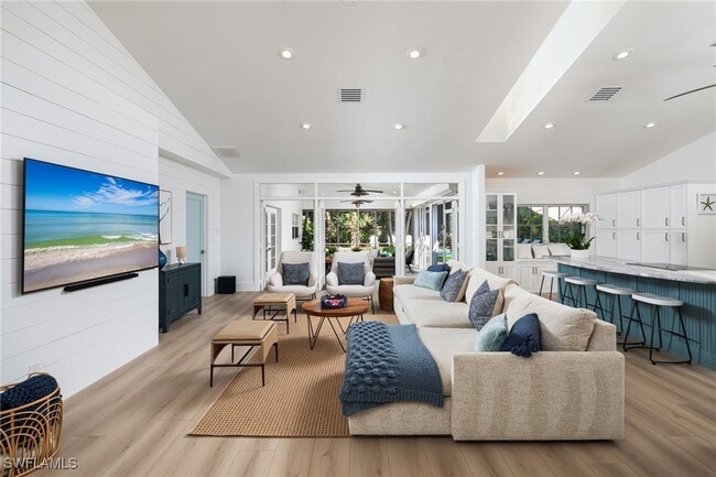 Building Photo - 339 4th Ave N