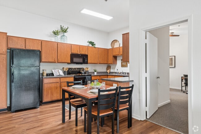 4 Balcony Renovated 4BR, 4BA - 1,520SF - Dining Room - The Social on Hovey