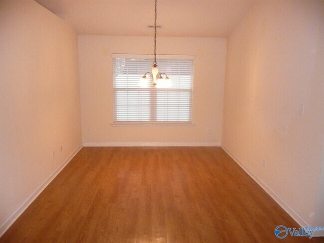 Photo - 105 Zeona Ct SW