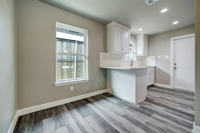 Photo - 8817 Emmott Rd