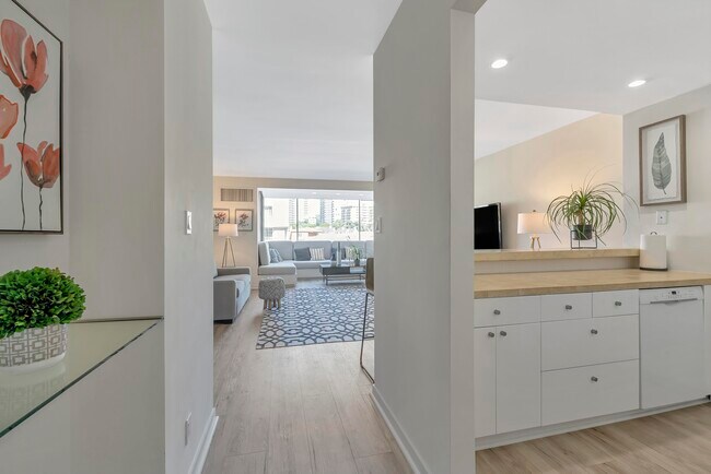 Photo - 969 Hilgard Ave Unidad 405