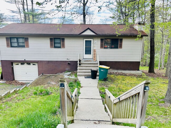 Building Photo - Charming 3-bedroom, 2-bath home in East Stroudsburg