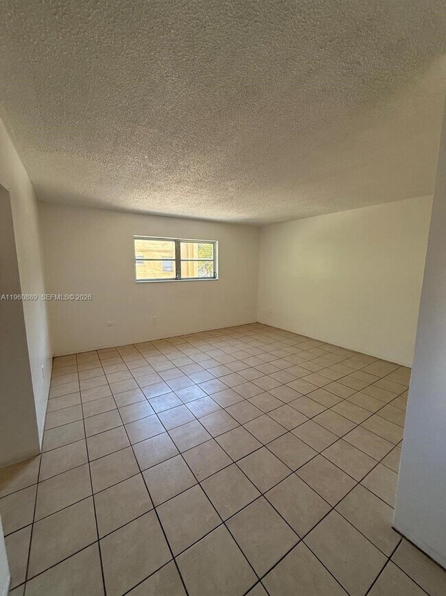 Photo - 16851 NE 18th Ave Unidad 201