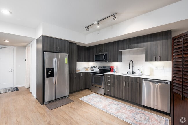 Studio, 1BA + Den - 812SF