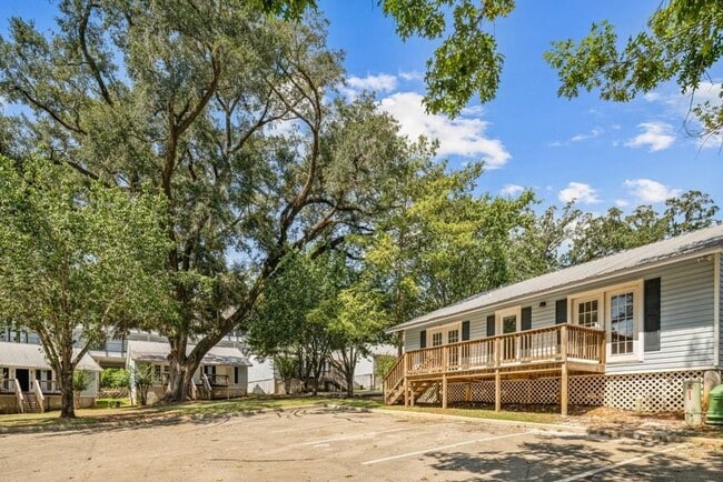 2218 Magnolia Cir