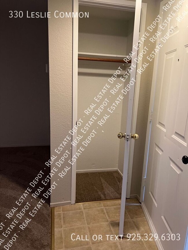 Photo - 330 Leslie Common