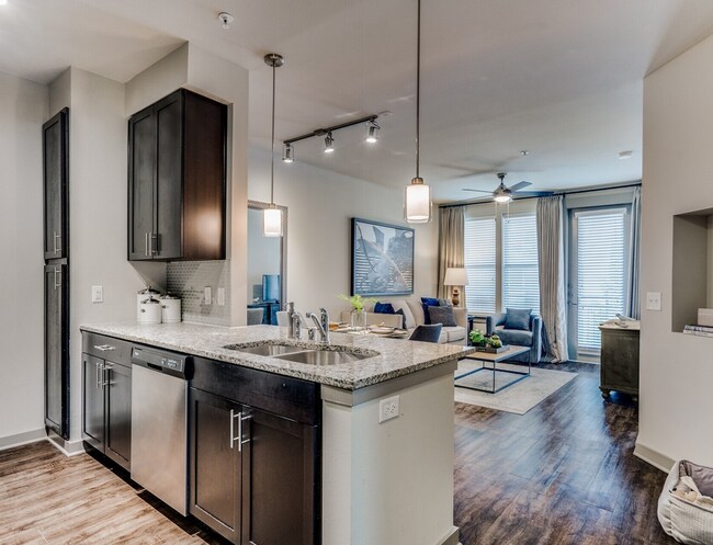 Photo - 926 E 15th St Unidad 1044 Rental