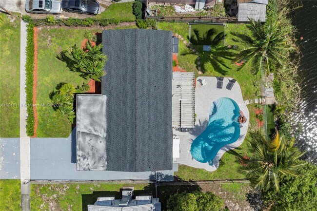 Photo - 390 NW 40th St