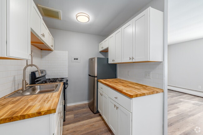 2BR, 1BA - 700SF - Kitchen