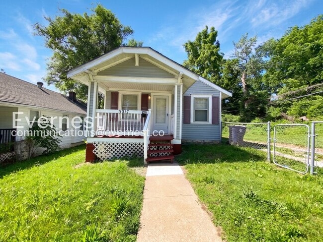 Building Photo - Cozy 2beds - 1bath Home with Off-Street Parking / Available Now!