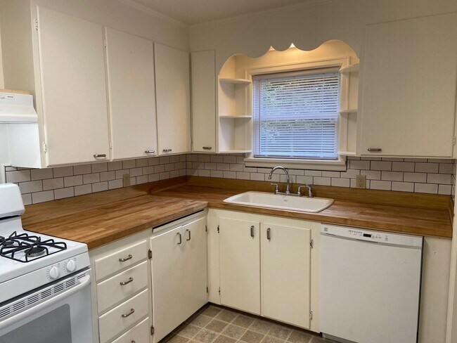Building Photo - Wow! What a yard! 2/1 house with garage in excellent location