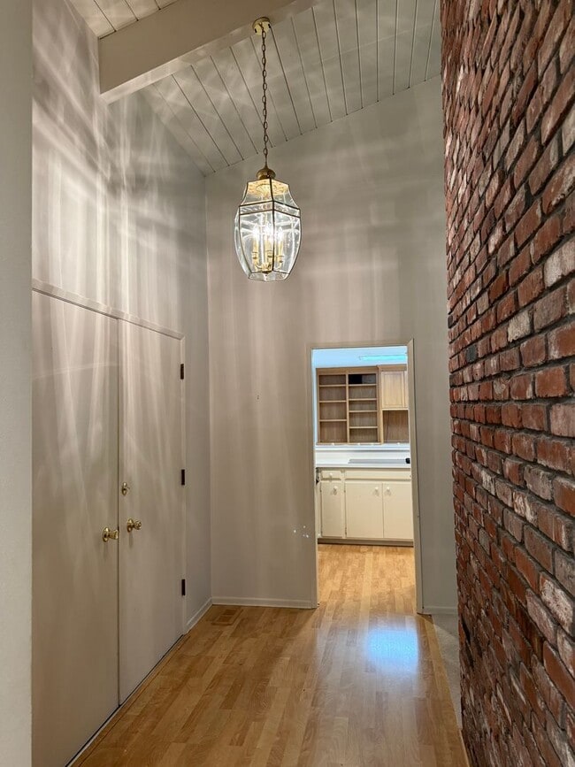 Photo - Beautiful Ranch-style Home In Raleigh Hills/ Royal Woodlands Neighborhood - Vaulted Ceilings, Exp...